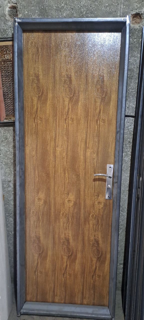 درب اتاقی با چارچوب و قفل و دستگیره.abs