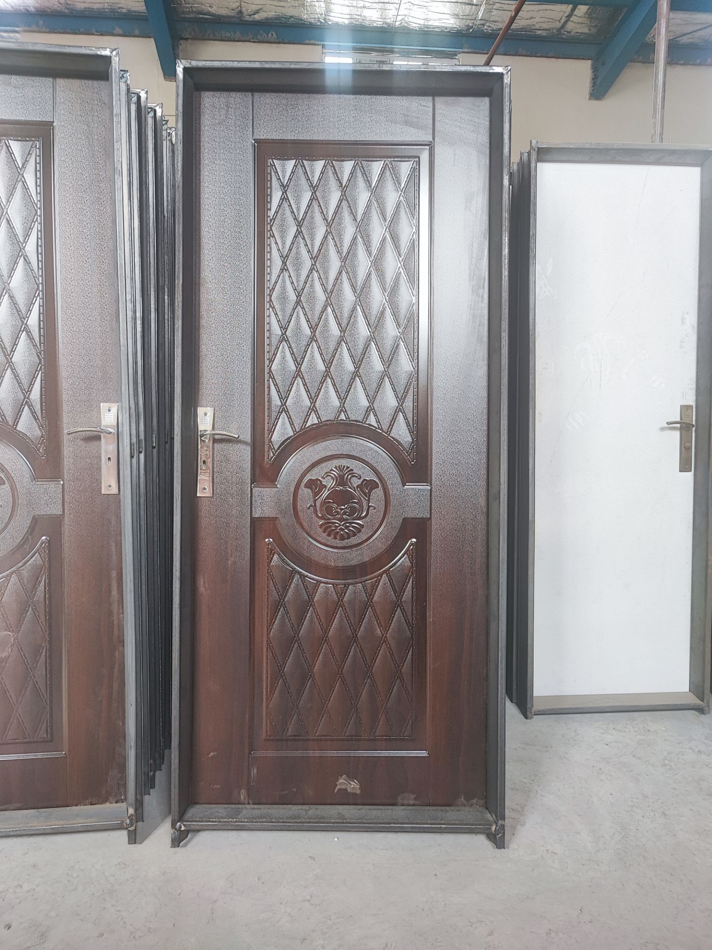 درب اتاقی با چارچوب و قفل و دستگیره. hpl